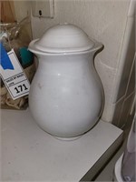 White ceramic canister. Seashell motif. Broken