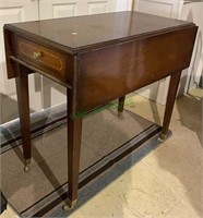 Antique mahogany Pembroke dropleaf table, on