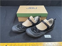 NIB JBU Ladies Shoes (9.5)