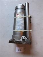 A 6 Ton Hydraulic Jack