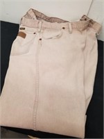Pair of Wrangler jeans size 42 at 34