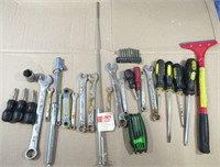 27 PIECE TOOL LOT*WRENCHES*SCREWDRIVERS & MORE