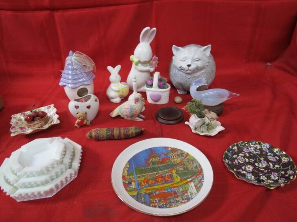 Milk glass ashtrays, assorted animal figures.