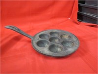 Cast iron Egg/ corn bread muffin pan skillet.