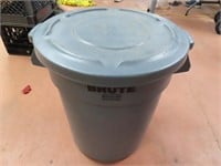 Compact BRUTE 20gal Trash Can w/ Lid EXC