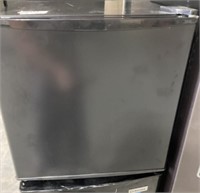 Criterion Black 115 Volt  80 Hertz Mini fridge 1.6