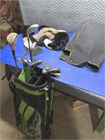 Set of right hand golf clubs and bag (at#29a)