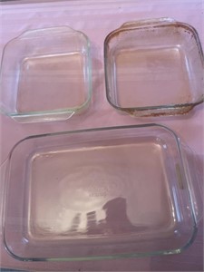 3 glass Pyrex baking dishes