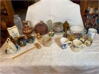 Miscellaneous mugs and trinkets