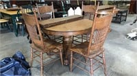 CLAW FOOTED OAK DINING TABLE & 4 PRESSEDBACK CHAIR