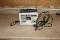 10 Amp Battery Charger (works)