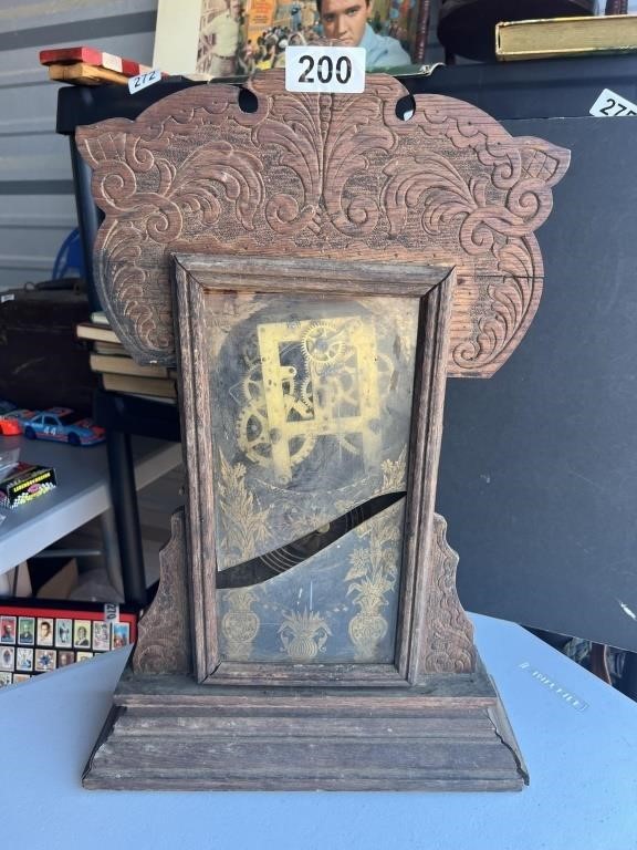 Vintage Clock (Needs repair) U234