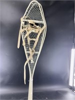 Pair of aluminum snowshoes with bindings in excell
