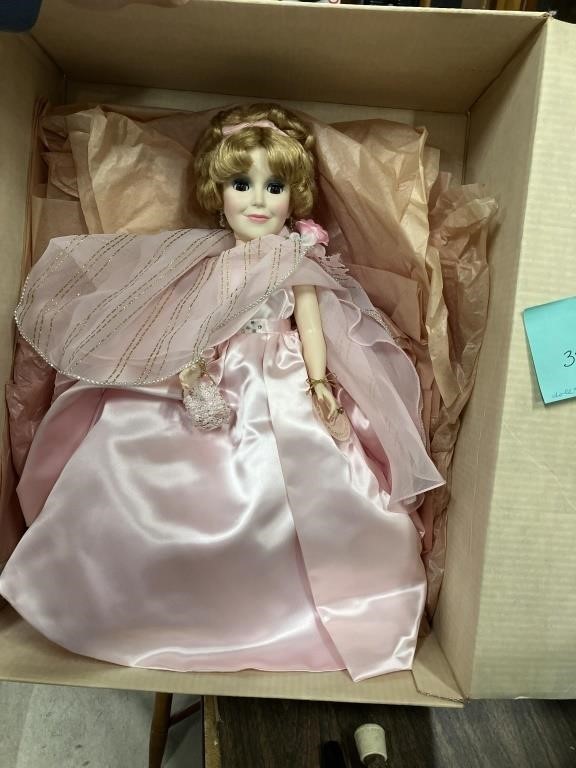 Madame Alexander doll #2290. Collector Doll