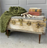 Vintage trunk/coffee table with 2 sets of legs a
