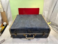 **VTG LARGE SUITCASE BLUE