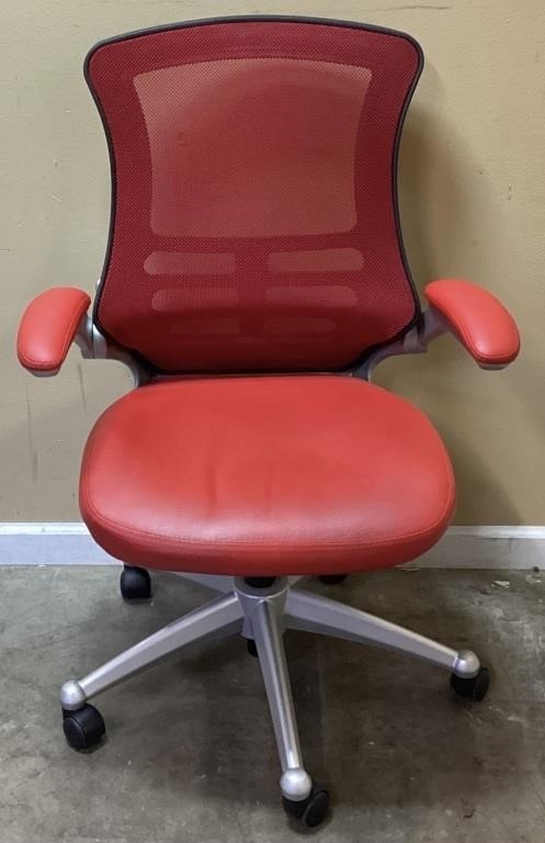 RED MESH BACK ROLLING OFFICE CHAIR