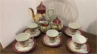 Porcelain tea service with tea pot, five saucers