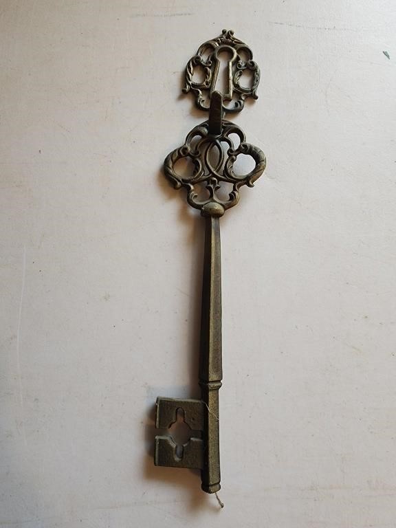 9" metal key with hanger