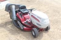 White Outdoor LT 1650 Hydro Riding Lawn Tractor