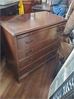 4 Drawer Butlers Chest w/scratches on top-33t x