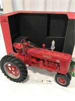ERTL Farmall M, NF 1/8 scale tractor