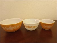 3 Pyrex mixing bowls 1.5 pt - 2.5 qt