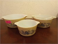 3 Pyrex bowls, 1 lid 1 - 2.5 qt