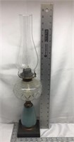 D1) ANTIQUE OIL LAMP, HAS METAL BASE & FANCY GLASS