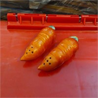 Vtg carrot s&p shakers