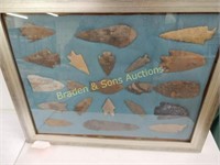 GROUP OF 21 NATIVE AMERICAN ARROW HEADS IN