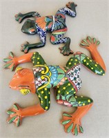 L - LOT OF 2 FOLK ART FROGS (Y8)