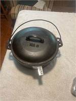 No 8 Cast Iron Dutch Oven with Heat Ring