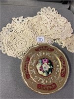 Beautiful Victorian plate and 21 doilies