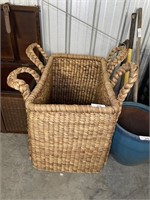 Large Whicker Basket w Handles 25x21