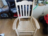 Grosse chaise bercante en bois