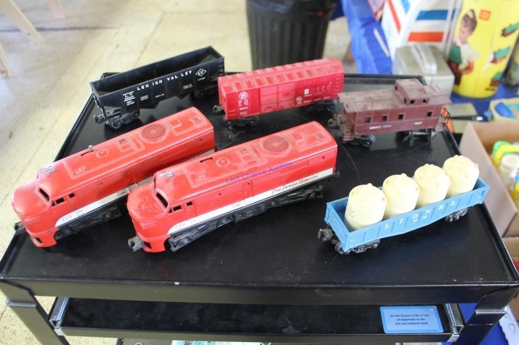 Lionel Train Set w/2 Engines & 4 Cars &Tracks