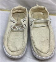 F14) MAURICES SLIP ON SHOES, SIZE 8m, GOLD SPARKLE