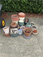 SEVERAL FLOWER POTS, PLASTIC AND CLAY,