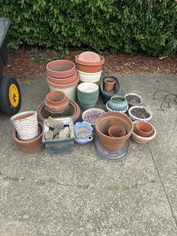 SEVERAL FLOWER POTS, PLASTIC AND CLAY,