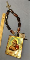 Beautiful agate necklace with a crucifix and an ic