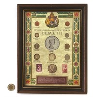 Pièces de monnaie et timbres Elisabeth II encadrés