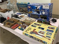 TABLE OF ANTIQUE OF MIX TOY TRAINS