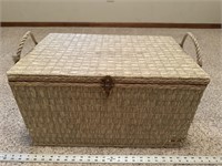 22 inch vintage Redmon picnic basket