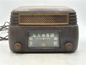 Vintage General Electric bakelite tube radio