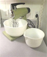 Sunbeam Mixmaster with 2 bowls - sm chip in bowl