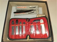 Razors (3) w/ assorted tool set