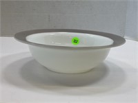 pyrex 9 Inch  round serving bowl with lavendar