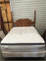 Queen Poster Bed W Sealy Posturepedic Mattress