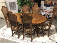 Beautiful Thomasville Dining Room Table and Chairs